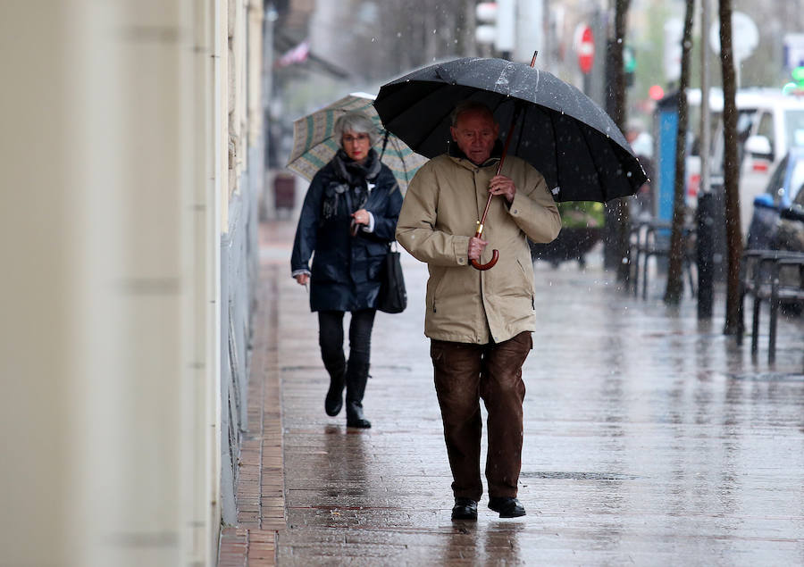 Fotos: La lluvia y el viento complican el día a los vizcaínos