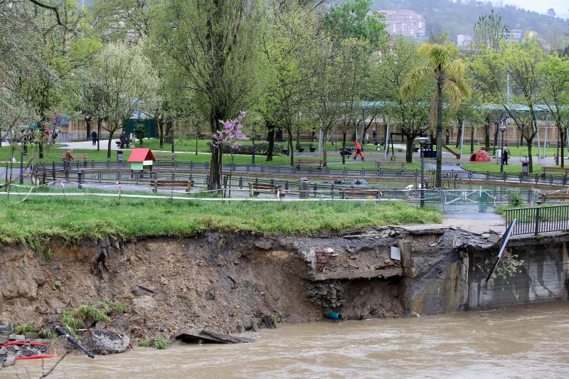 Fotos: La lluvia y el viento complican el día a los vizcaínos