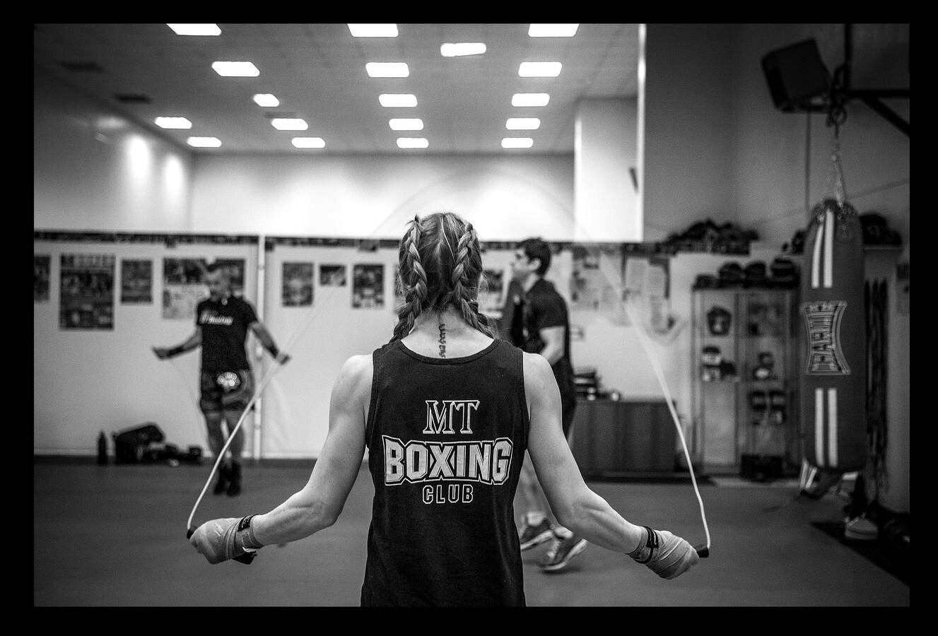 Las sesiones incluyen muchos ejercicios, incluida la comba, un clásico entre los boxeadores.