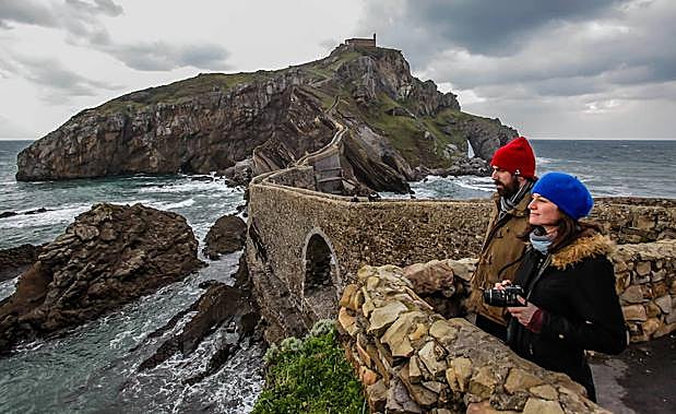 Dos turistas, de visita en la zona durante la pasada Semana Santa. 