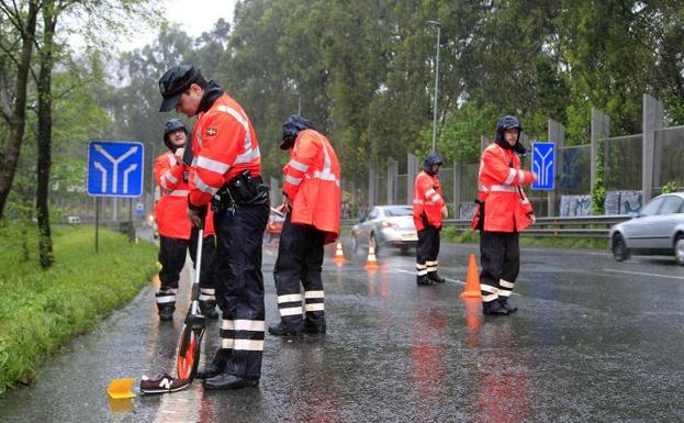 Agentes inspeccionan la zona.