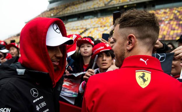 Lewis Hamilton charla con Sebastian Vettel, ante seguidores chinos.