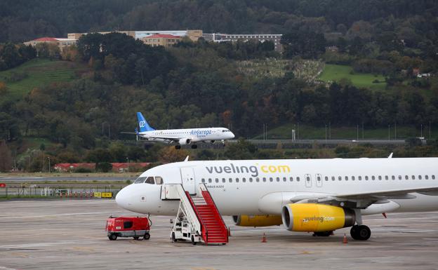 Imagen de un avión de Vueling en el aeropuerto de Loiu. 