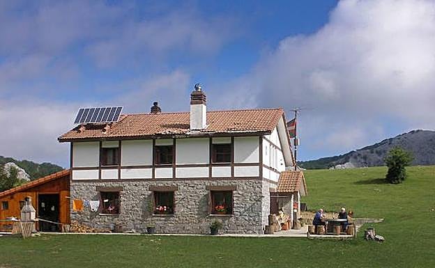 El refugio Ángel Sopeña, a los pies del Gorbea. 