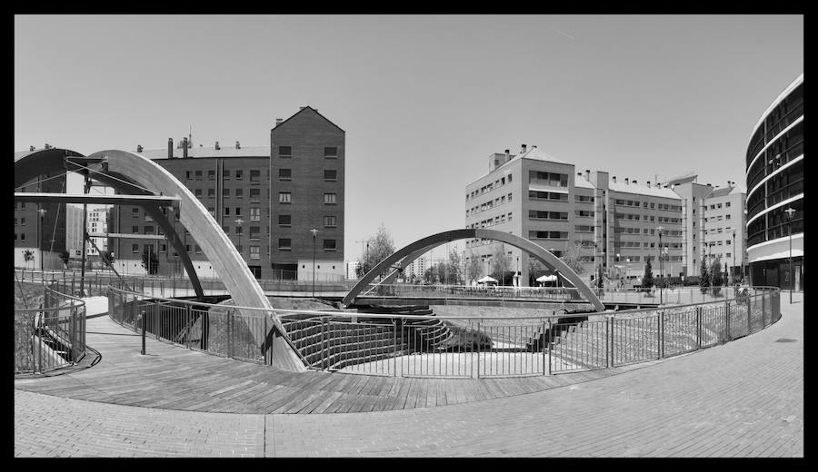 El físico y expolítico Raúl Reyero presenta este viernes el libro que documenta un viaje pausado por la ciudad a través de 375 fotografías en blanco y negro.