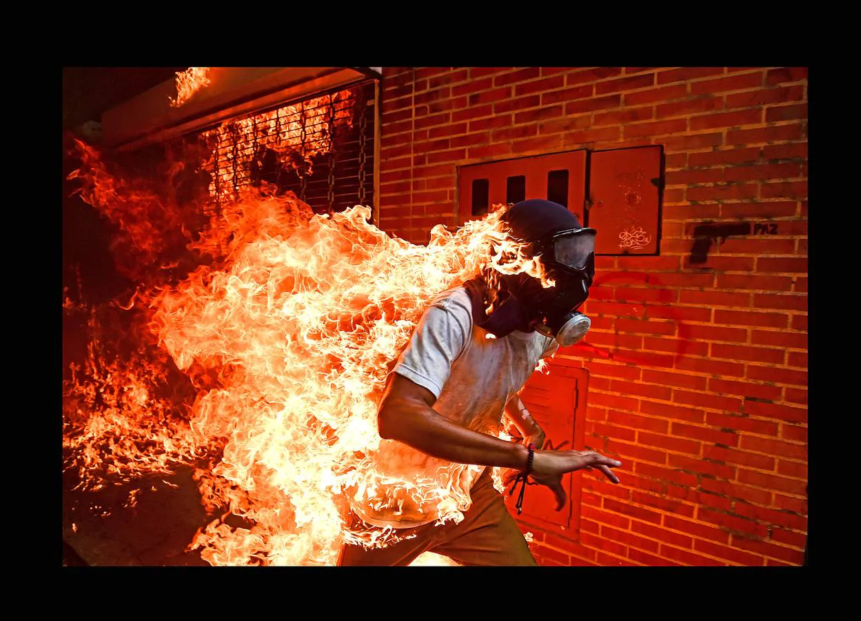 El fotoperiodista venezolano Ronaldo Schemidt ha recibido el galardón por una imagen que retrata la quema accidental de un manifestante de la oposición durante unos disturbios en Caracas en 2017