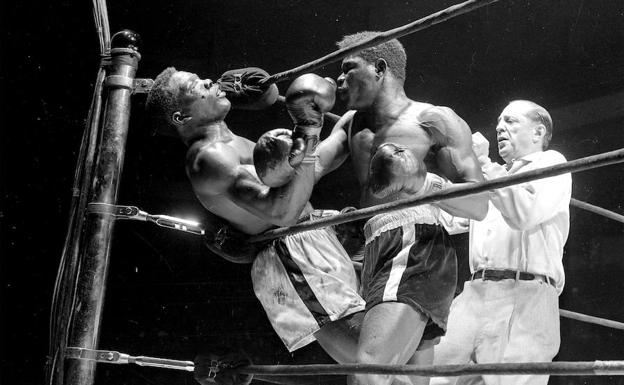 K.O. Emile Griffith golpea brutalmente a Benny Paret, que le había llamado marica y que moriría días después.