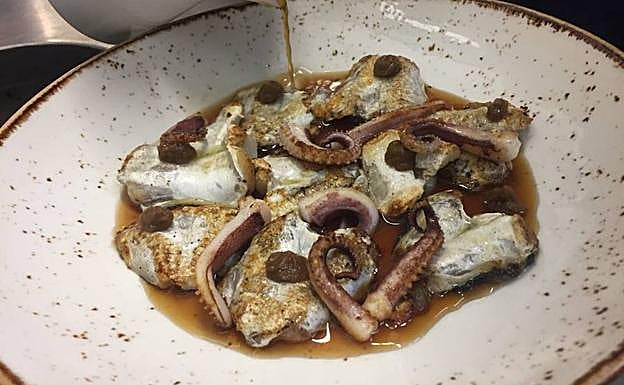 Kokotxas de merluza, jugo de txipiron, patitas y toffe de cebolleta. Plato de la nueva carta. Zarate apuesta también por el aprovechamiento del pescado con un tartare que se obtiene de la carne que queda adherida a las espinas. También aprovecha el tuétano contenido en las espinas. 