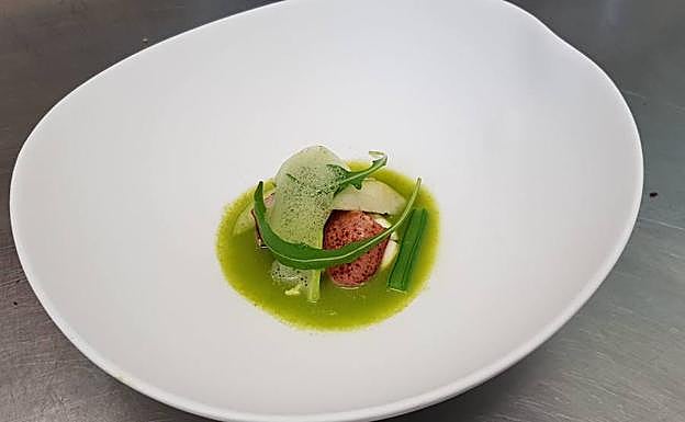 Bogavante, manzana y vainas. También aparece en la carta de primavera-verano.