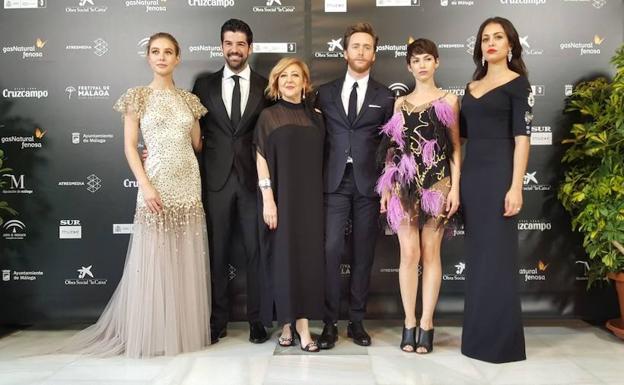 Los protagonistas de 'Proyecto tiempo', con Carmen Machi al frente, ayer en la gala la inauguración de Festival de Cine de Málaga.