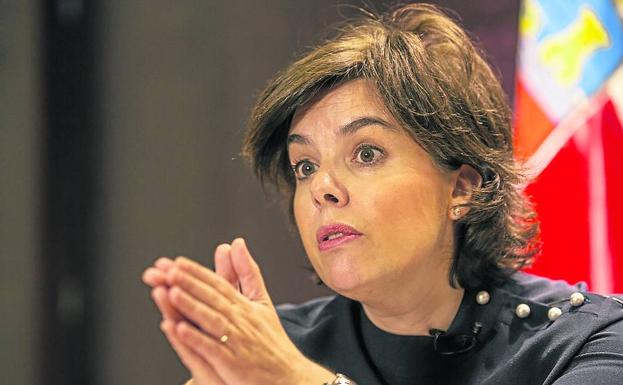 Soraya Saénz de Santamaría defiende con contundencia el papel del Gobierno en Cataluña.