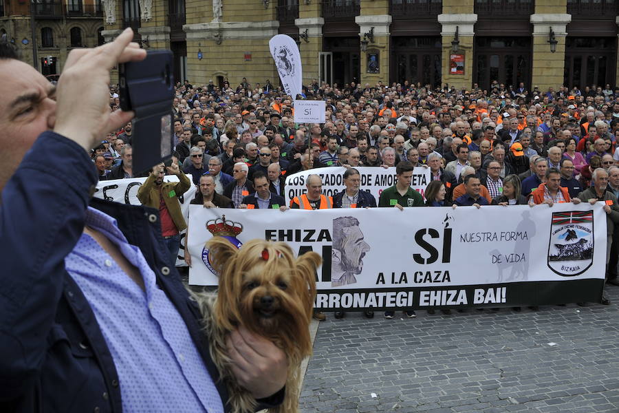 Los aficionados a esta práctica han protagonizado una multitudinaria protesta frente al Teatro Arriaga