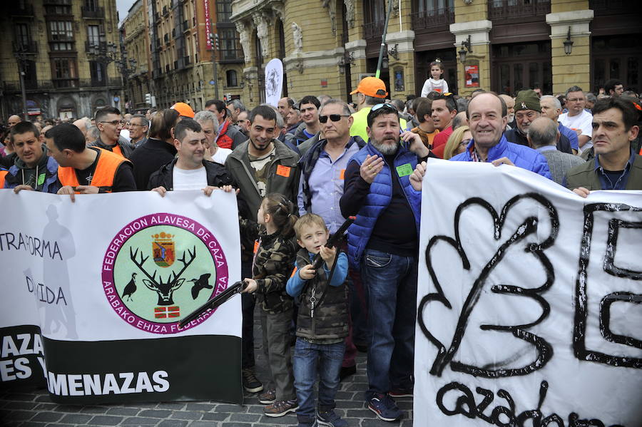 Los aficionados a esta práctica han protagonizado una multitudinaria protesta frente al Teatro Arriaga