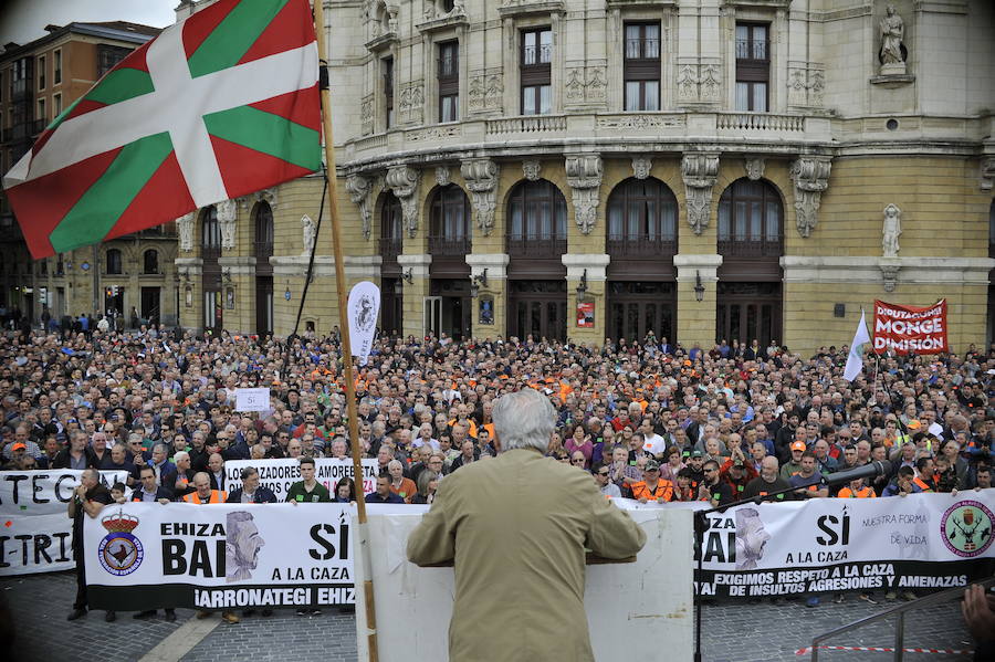 Los aficionados a esta práctica han protagonizado una multitudinaria protesta frente al Teatro Arriaga
