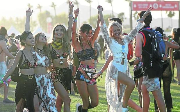 Un grupo de jóvenes, felices en la inauguración del Festival de Coachella.