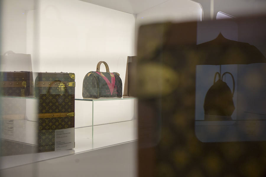 'Time Capsule' narra la historia de Louis Vuitton a través de una cuidada selección de objetos y documentos pertenecientes a los archivos de la 'maison', que cubren más de 160 años de historia. 