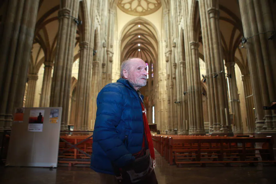 El artista presenta a las autoridades alavesas y autonómicas su idea para la nueva escultura que se colocaría en el templo dedicado a María Inmaculada.