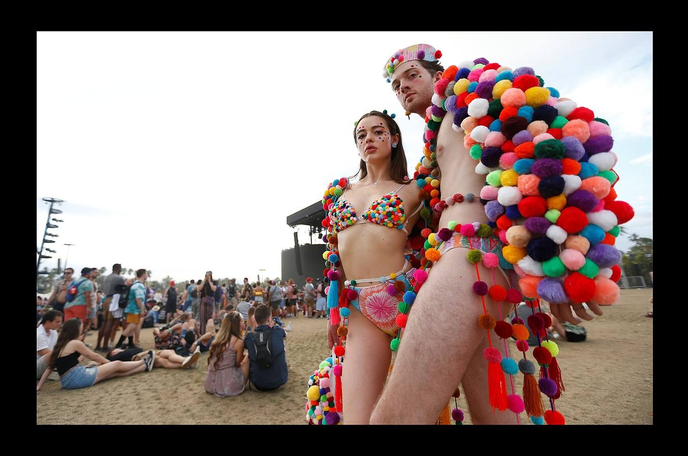 Mucha gente viene por la música o por las increíbles fiestas que se celebran en la piscina; otros, porque es una de las pocas ocasiones en las que es posible usar ropa interior como pantalones sin que nadie mueva un párpado. Es lo que dicen algunos del festival Coachella, uno de los eventos musicales más importantes y selectos del año, que se celebra estos días en, Indio, al sur de California. El precio de las entradas oscila entre 400 y 900 dólares. Y se agotaron en enero.