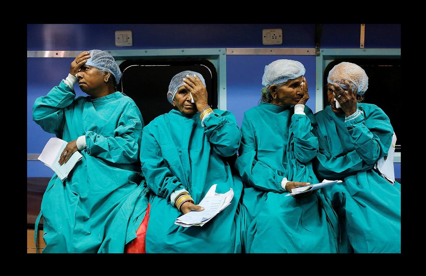 El Lifeline Express ha tratado a más de un millón de personas desde su creación, en 1991. Este tren de siete vagones, decorado con guirnaldas de flores, que atraviesa la India desde hace 27 años, se ha convertido en un verdadero hospital rodante para muchos miles de personas sin recursos. La mayor parte de los médicos son voluntarios de universidades u hospitales cercanos y, por lo general, pasan un mes en un distrito realizando cirugías que van desde cataratas y cáncer hasta hendiduras en el paladar y diversas ortopedias.