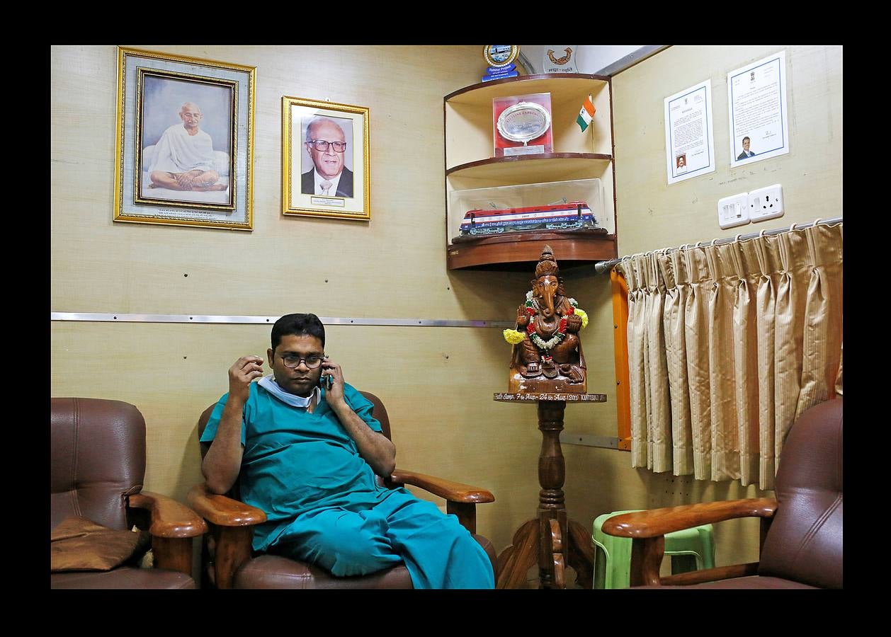 El Lifeline Express ha tratado a más de un millón de personas desde su creación, en 1991. Este tren de siete vagones, decorado con guirnaldas de flores, que atraviesa la India desde hace 27 años, se ha convertido en un verdadero hospital rodante para muchos miles de personas sin recursos. La mayor parte de los médicos son voluntarios de universidades u hospitales cercanos y, por lo general, pasan un mes en un distrito realizando cirugías que van desde cataratas y cáncer hasta hendiduras en el paladar y diversas ortopedias.