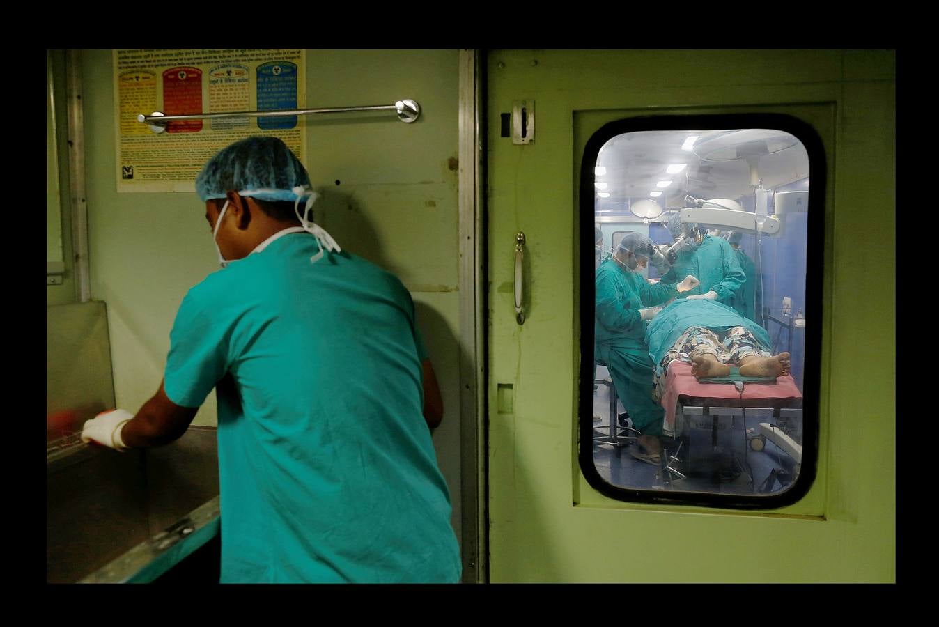 El Lifeline Express ha tratado a más de un millón de personas desde su creación, en 1991. Este tren de siete vagones, decorado con guirnaldas de flores, que atraviesa la India desde hace 27 años, se ha convertido en un verdadero hospital rodante para muchos miles de personas sin recursos. La mayor parte de los médicos son voluntarios de universidades u hospitales cercanos y, por lo general, pasan un mes en un distrito realizando cirugías que van desde cataratas y cáncer hasta hendiduras en el paladar y diversas ortopedias.