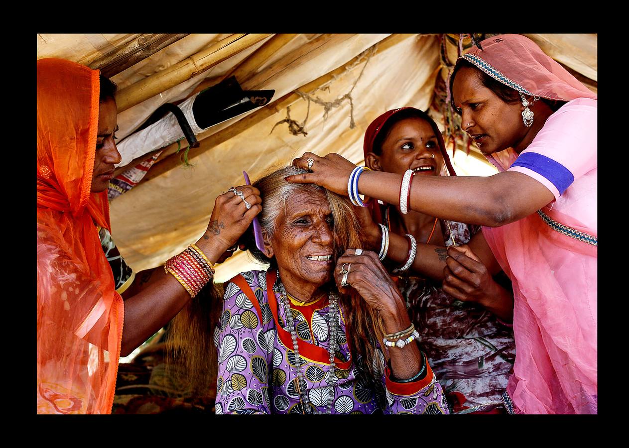 El Lifeline Express ha tratado a más de un millón de personas desde su creación, en 1991. Este tren de siete vagones, decorado con guirnaldas de flores, que atraviesa la India desde hace 27 años, se ha convertido en un verdadero hospital rodante para muchos miles de personas sin recursos. La mayor parte de los médicos son voluntarios de universidades u hospitales cercanos y, por lo general, pasan un mes en un distrito realizando cirugías que van desde cataratas y cáncer hasta hendiduras en el paladar y diversas ortopedias.