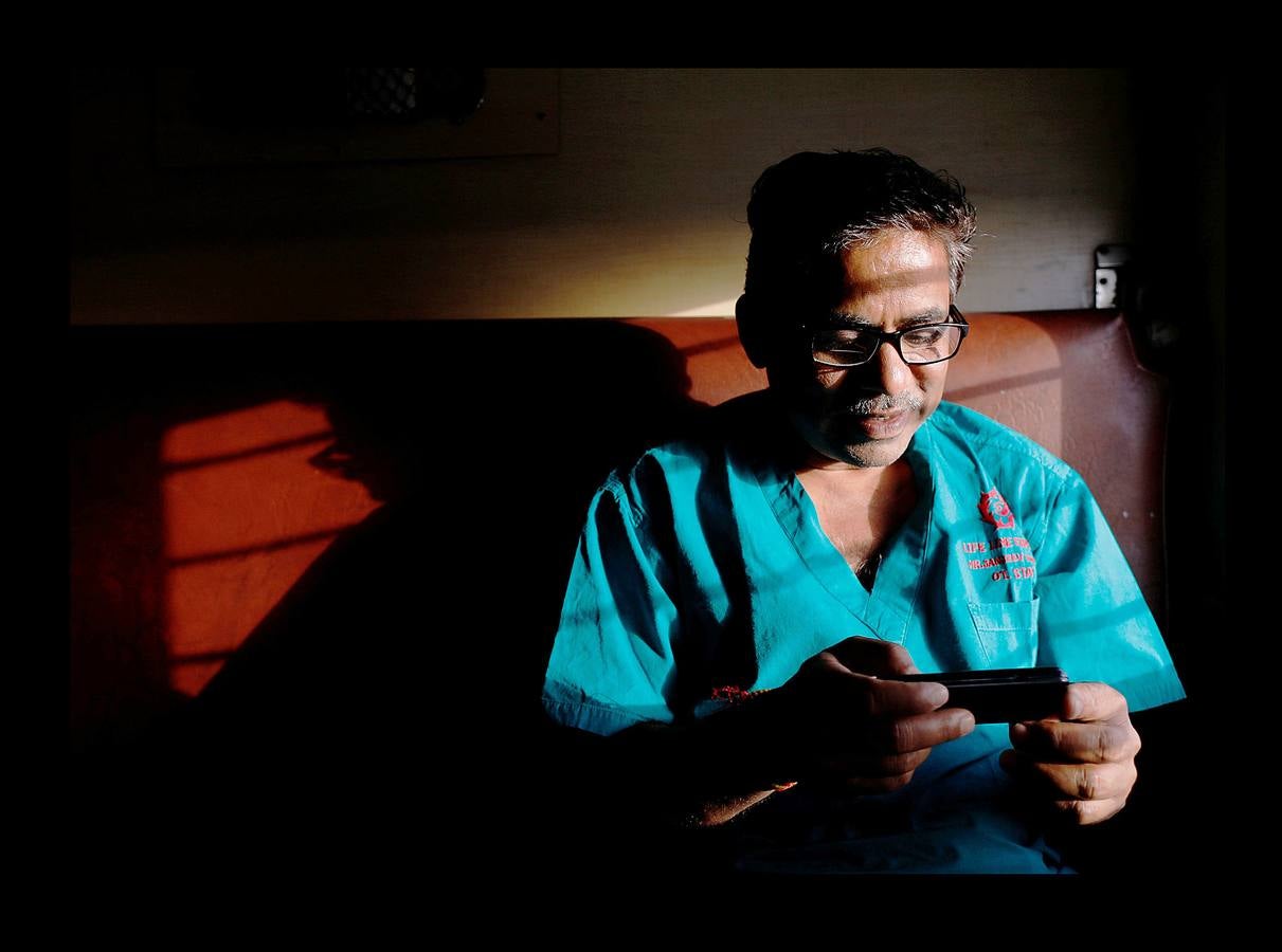 El Lifeline Express ha tratado a más de un millón de personas desde su creación, en 1991. Este tren de siete vagones, decorado con guirnaldas de flores, que atraviesa la India desde hace 27 años, se ha convertido en un verdadero hospital rodante para muchos miles de personas sin recursos. La mayor parte de los médicos son voluntarios de universidades u hospitales cercanos y, por lo general, pasan un mes en un distrito realizando cirugías que van desde cataratas y cáncer hasta hendiduras en el paladar y diversas ortopedias.