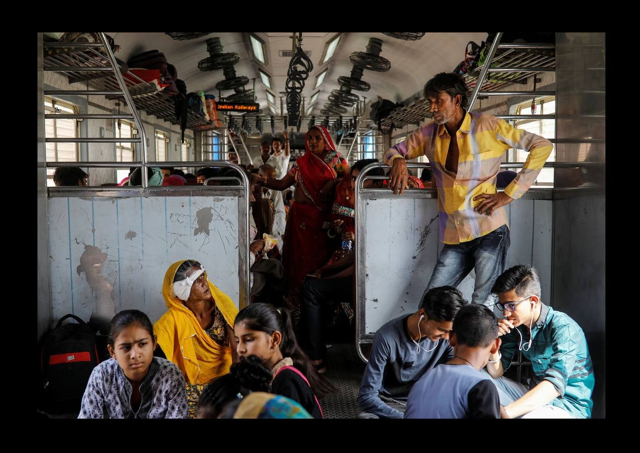 El Lifeline Express ha tratado a más de un millón de personas desde su creación, en 1991. Este tren de siete vagones, decorado con guirnaldas de flores, que atraviesa la India desde hace 27 años, se ha convertido en un verdadero hospital rodante para muchos miles de personas sin recursos. La mayor parte de los médicos son voluntarios de universidades u hospitales cercanos y, por lo general, pasan un mes en un distrito realizando cirugías que van desde cataratas y cáncer hasta hendiduras en el paladar y diversas ortopedias.