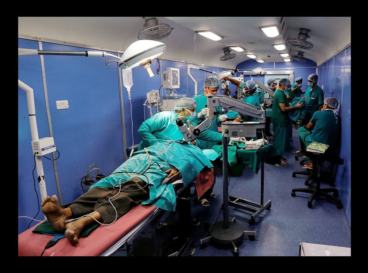 El Lifeline Express ha tratado a más de un millón de personas desde su creación, en 1991. Este tren de siete vagones, decorado con guirnaldas de flores, que atraviesa la India desde hace 27 años, se ha convertido en un verdadero hospital rodante para muchos miles de personas sin recursos. La mayor parte de los médicos son voluntarios de universidades u hospitales cercanos y, por lo general, pasan un mes en un distrito realizando cirugías que van desde cataratas y cáncer hasta hendiduras en el paladar y diversas ortopedias.