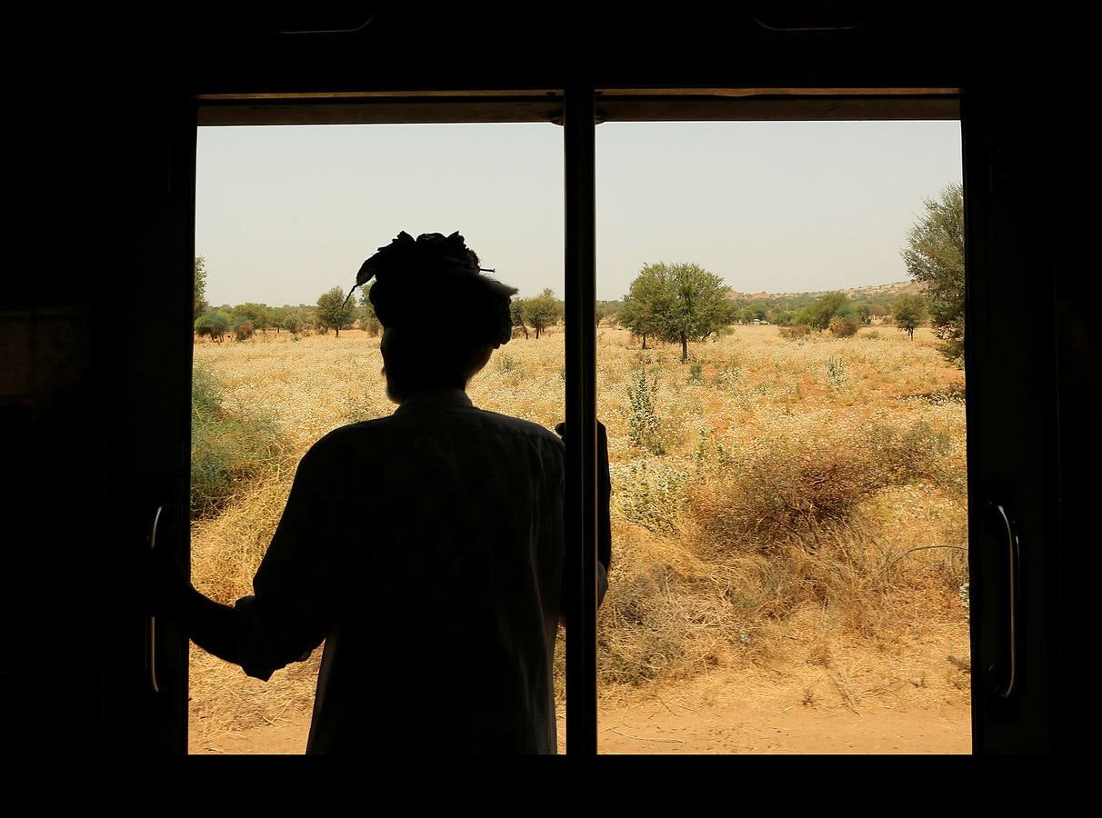 El Lifeline Express ha tratado a más de un millón de personas desde su creación, en 1991. Este tren de siete vagones, decorado con guirnaldas de flores, que atraviesa la India desde hace 27 años, se ha convertido en un verdadero hospital rodante para muchos miles de personas sin recursos. La mayor parte de los médicos son voluntarios de universidades u hospitales cercanos y, por lo general, pasan un mes en un distrito realizando cirugías que van desde cataratas y cáncer hasta hendiduras en el paladar y diversas ortopedias.