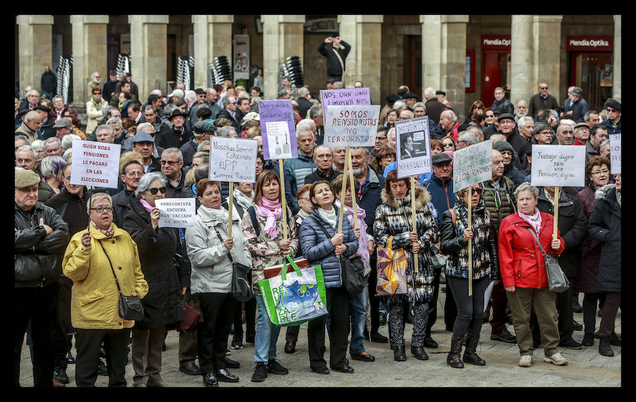 Cientos de jubilados vuelven a concentrarse en la capital alavesa para exigir «que se respete nuestra dignidad»