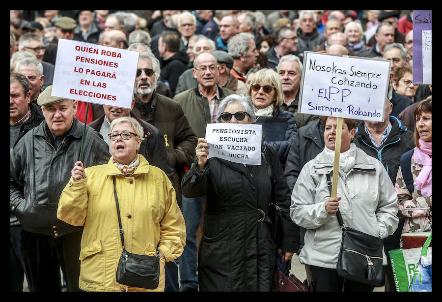 Cientos de jubilados vuelven a concentrarse en la capital alavesa para exigir «que se respete nuestra dignidad»