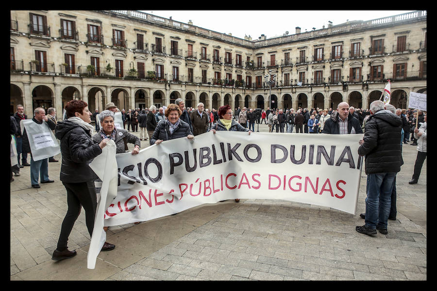 Cientos de jubilados vuelven a concentrarse en la capital alavesa para exigir «que se respete nuestra dignidad»