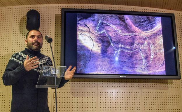 El arqueólogo Diego Garate, con uno de los grabados de la cueva de Atxurra. 