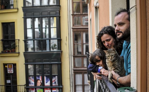 Gorka, Noelia y su hija Alize, en su piso del Casco Viejo.