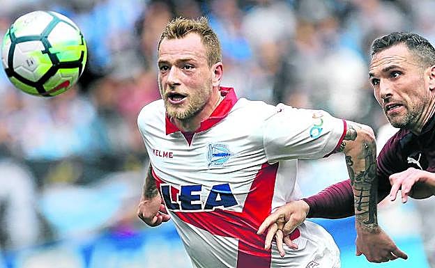 Guidetti pugna con Arbilla en el derbi del domingo en Ipurua, resuelto por un gol del delantero sueco.