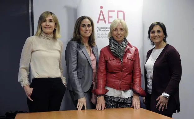 Las tres directivas posan con la presidenta de la Asociación de Empresarias y Directivas de Bizkaia, Carolina Pérez Toledo, en la sede de la entidad. 