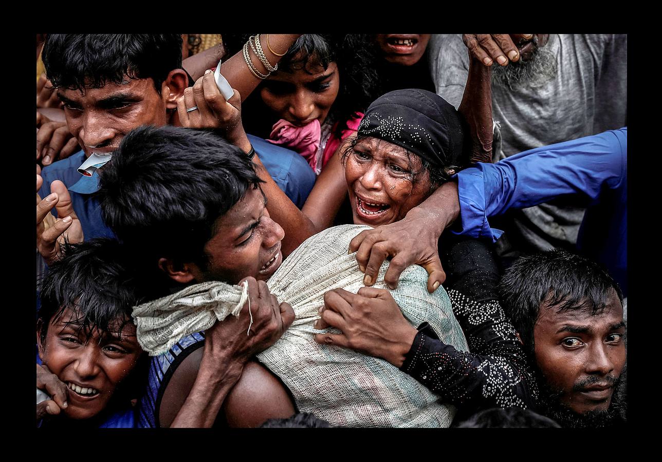 Refugiados rohinyás luchan por la ayuda en un campamento en Cox's Bazar (Bangladés), el 24 de septiembre de 2017.
