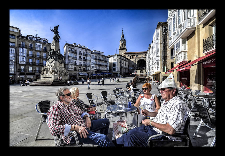 Fotos: El sol y las temperaturas primaverales llenan las terrazas de Vitoria