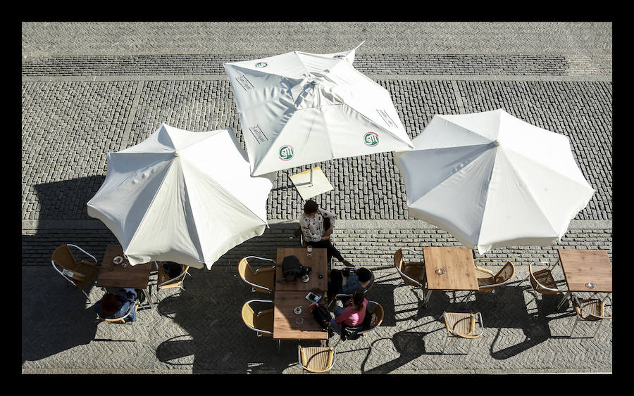 Fotos: El sol y las temperaturas primaverales llenan las terrazas de Vitoria