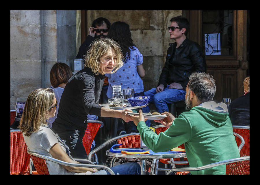 Fotos: El sol y las temperaturas primaverales llenan las terrazas de Vitoria