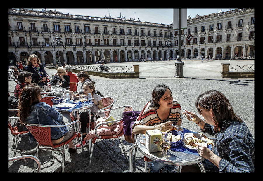 Fotos: El sol y las temperaturas primaverales llenan las terrazas de Vitoria