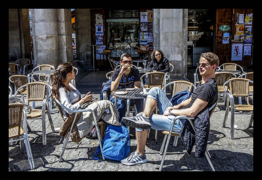 Fotos: El sol y las temperaturas primaverales llenan las terrazas de Vitoria