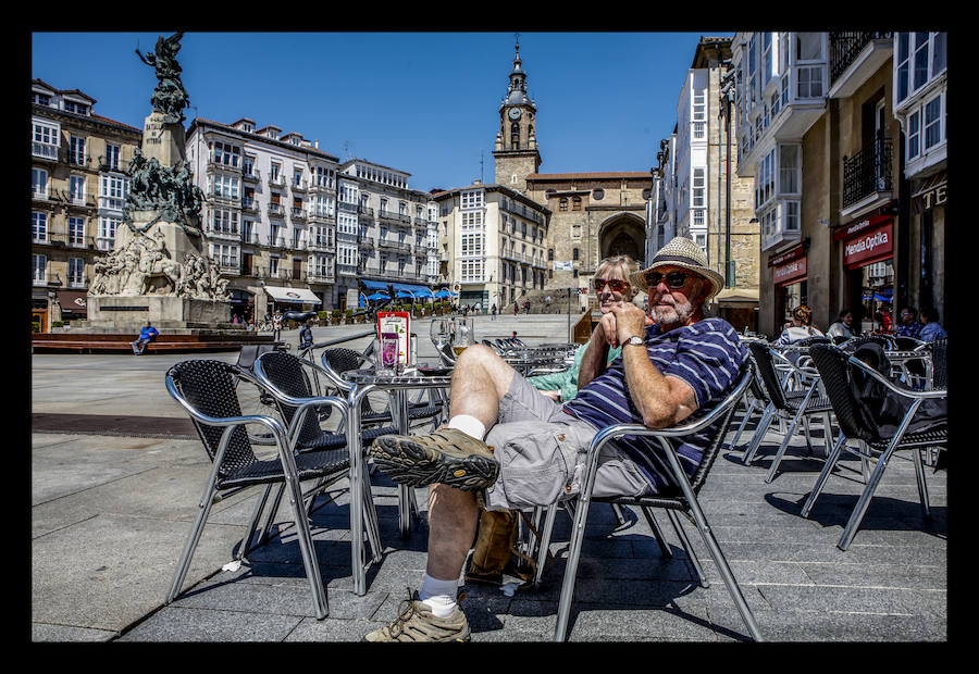 Fotos: El sol y las temperaturas primaverales llenan las terrazas de Vitoria