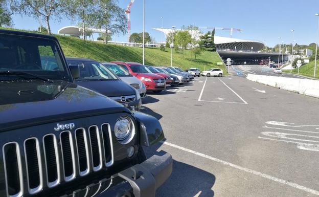 Fuerte afluencia de turismos este martes en el aeropuerto de Loiu.