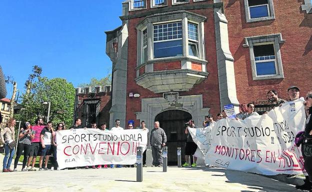 Los monitores protestaron en la Finca Santa Clara, donde se reunió el Consejo de Getxo Kirolak.