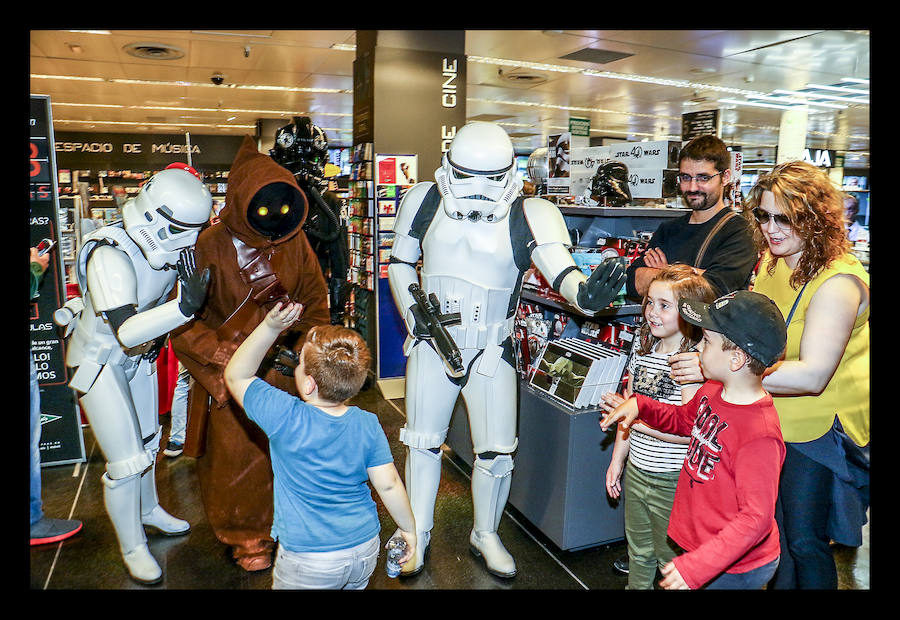 Miembros de la Legión 501 visitan la capital alavesa con motivo del lanzamiento de la última película de la saga, 'El último Jedi'