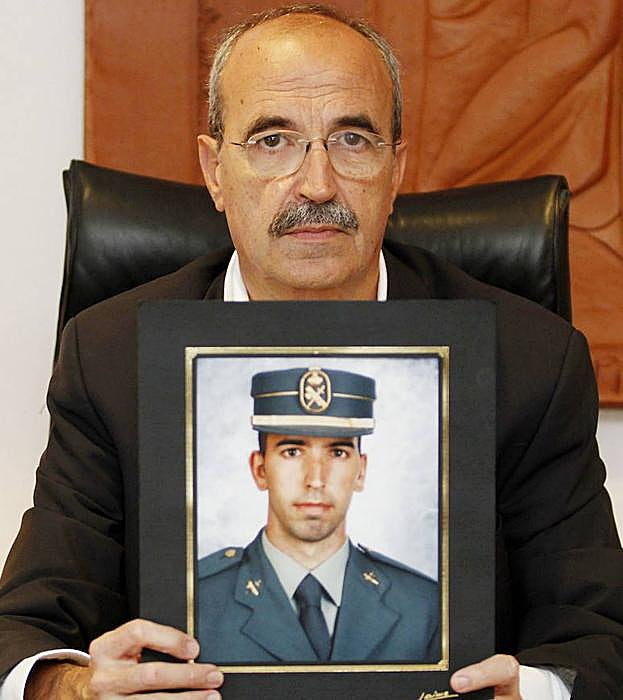 Antonio Salvá sujeta en las manos una fotografía de su hijo Diego. 