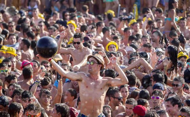 Cientos de festivaleros se refrescan en la piscina del recinto.