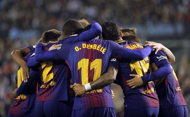 Los jugadores del BArcelona celebran un gol en Vigo. 